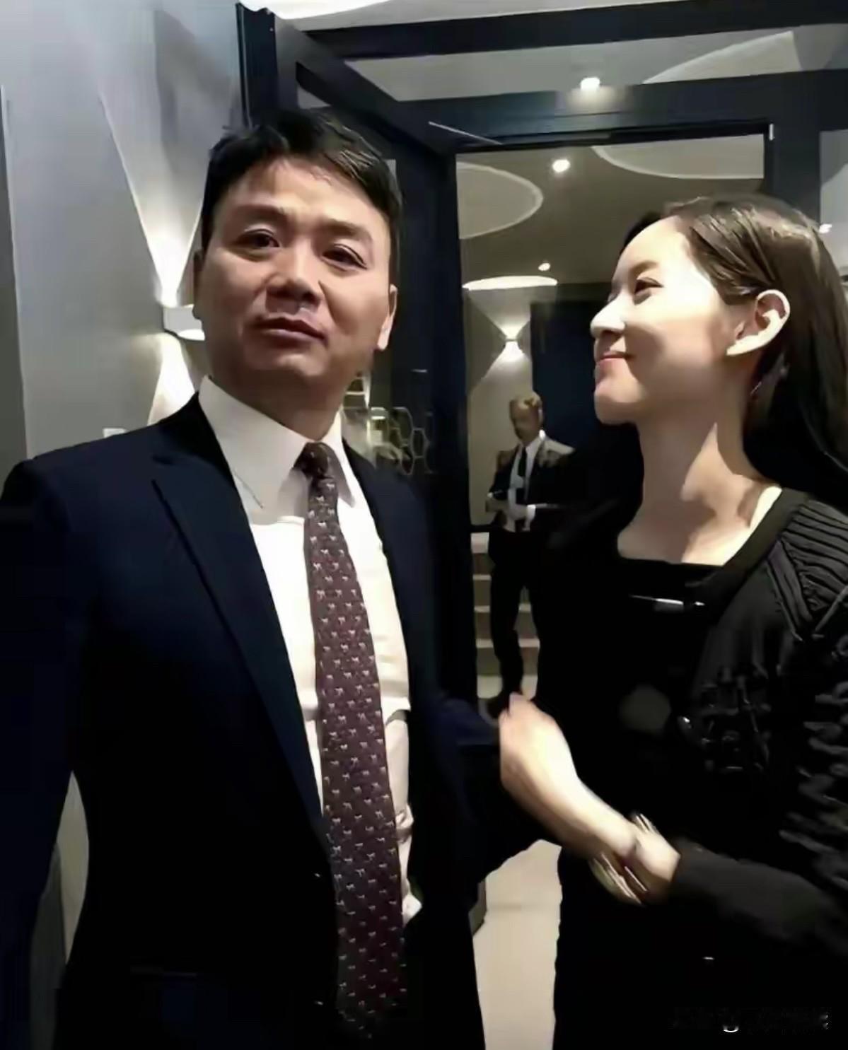 哈哈，难道东子哥与奶茶妹妹遭遇10年之痒了吗？看看10年前，无论何时何地奶茶