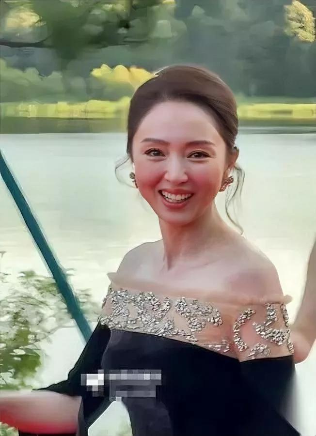 董璇再婚的规矩，有点“反着来”。婚前跟小9岁老公张维伊约好：不生二胎、钱各管