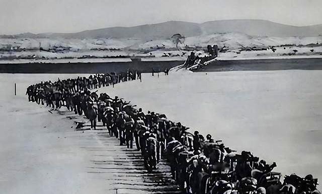 抗美援朝，志愿军打穿插要轻装，为何每支步枪还要带200发子弹？很多人第一次