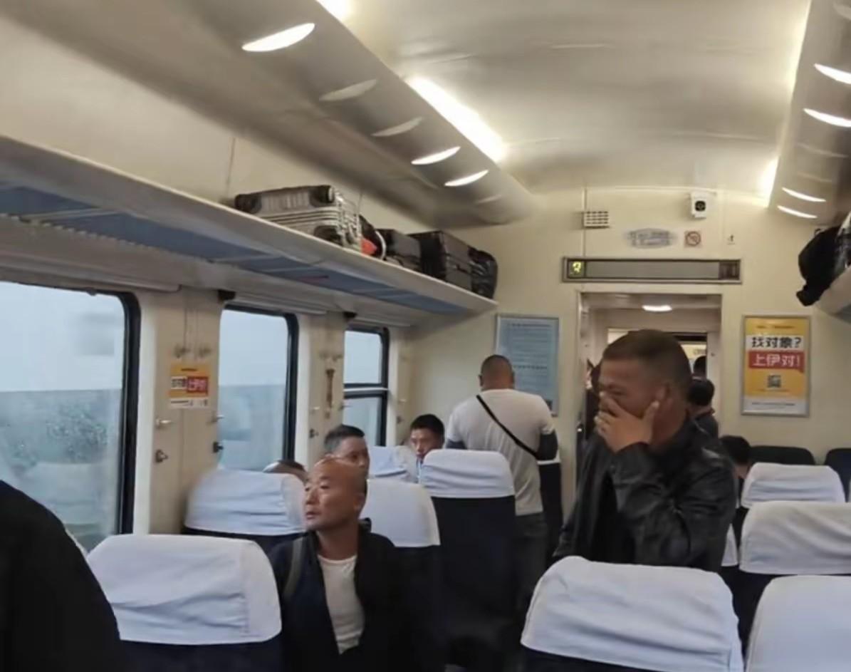 Z328次列车跑了几个小时后停运了，列车员给了两个选择：一是从山海关下车，想去哪
