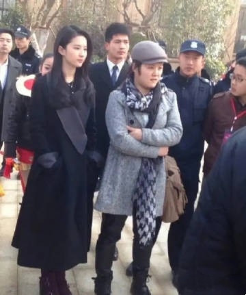 刘亦菲随便站在人群里就是女主角的样子。