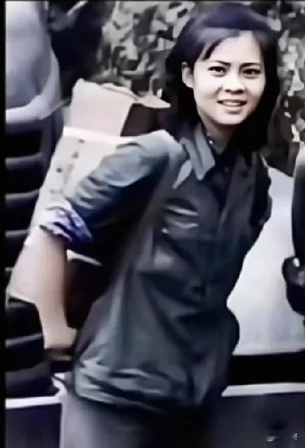 张秋萍，老山战役61师火线女子文艺宣传队副班长，她的事迹着实令人动容。老山战场