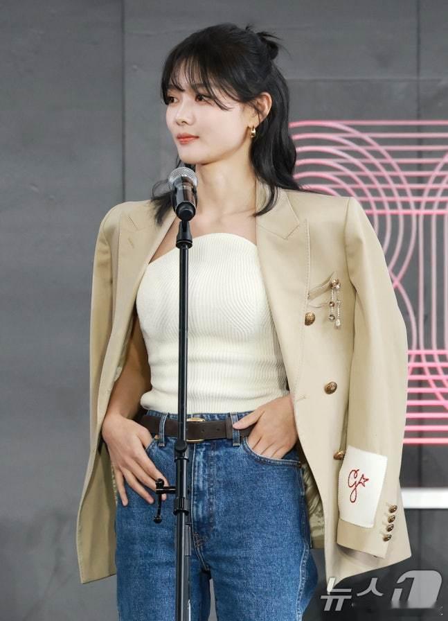 第30届釜山国际电影节《亲爱的X》户外舞台交流活动美美哒金裕贞🤩🤩🤩
