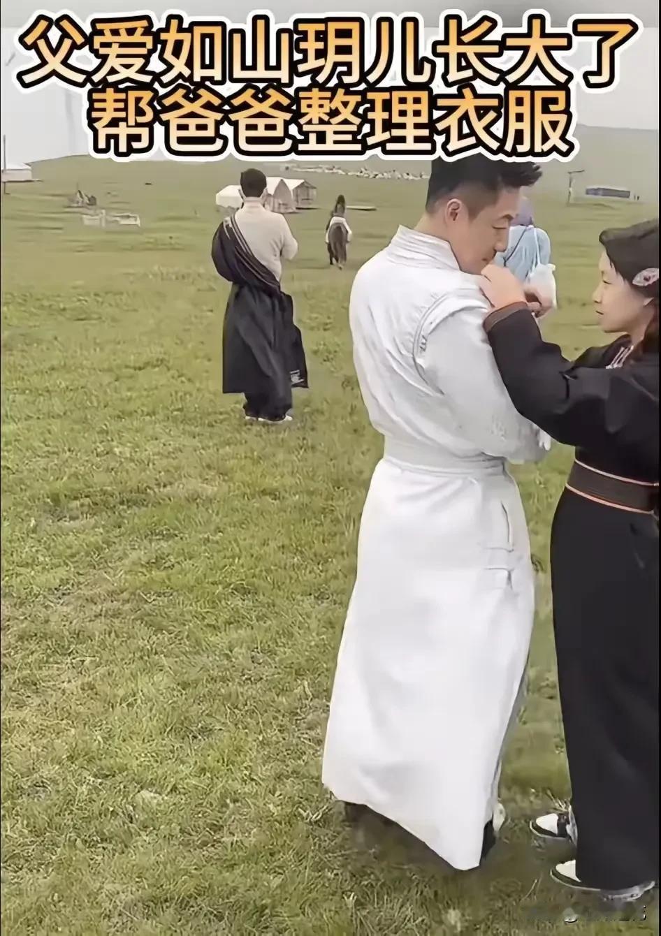 汪小菲看女儿小玥儿的眼神太柔和了，像极了看大S的眼神。小玥儿就是妈妈大S的翻