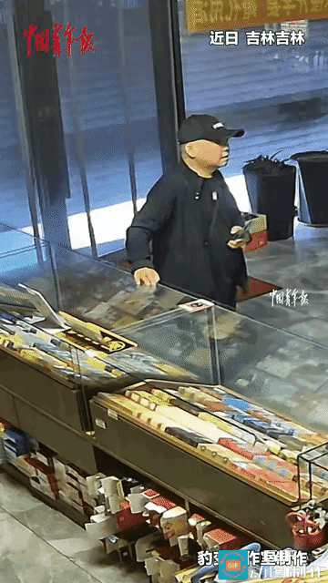 买烟被锁店里，大哥的反应绝了！这才是成年人最顶级的松弛感！吉林的街头，一间不