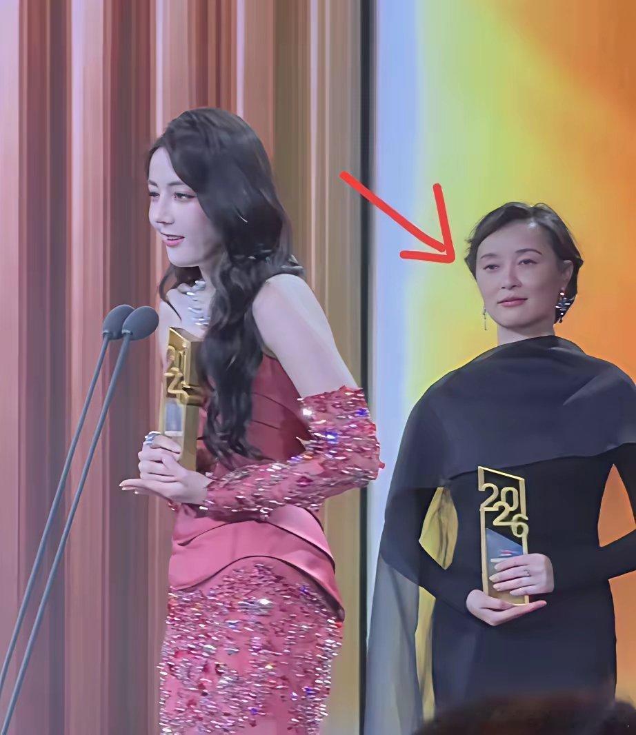 迪丽热巴和吴越的同框神图这大概就是中国顶级的美学吧任你如何色彩夺目，任你如何明艳
