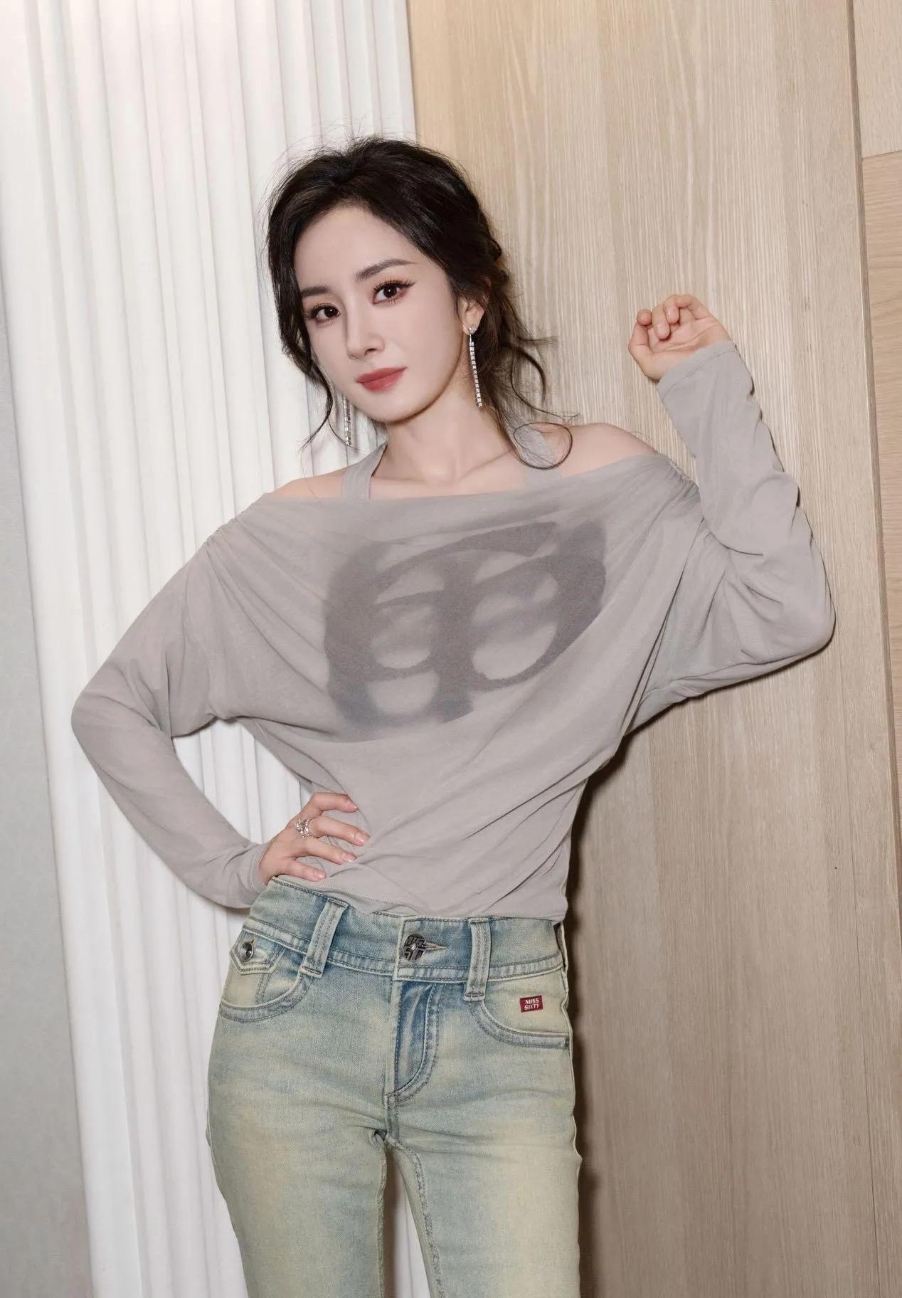 杨幂这气质，真的绝了！一身灰蓝配，简约又高级。灰色露肩上衣随性又带点