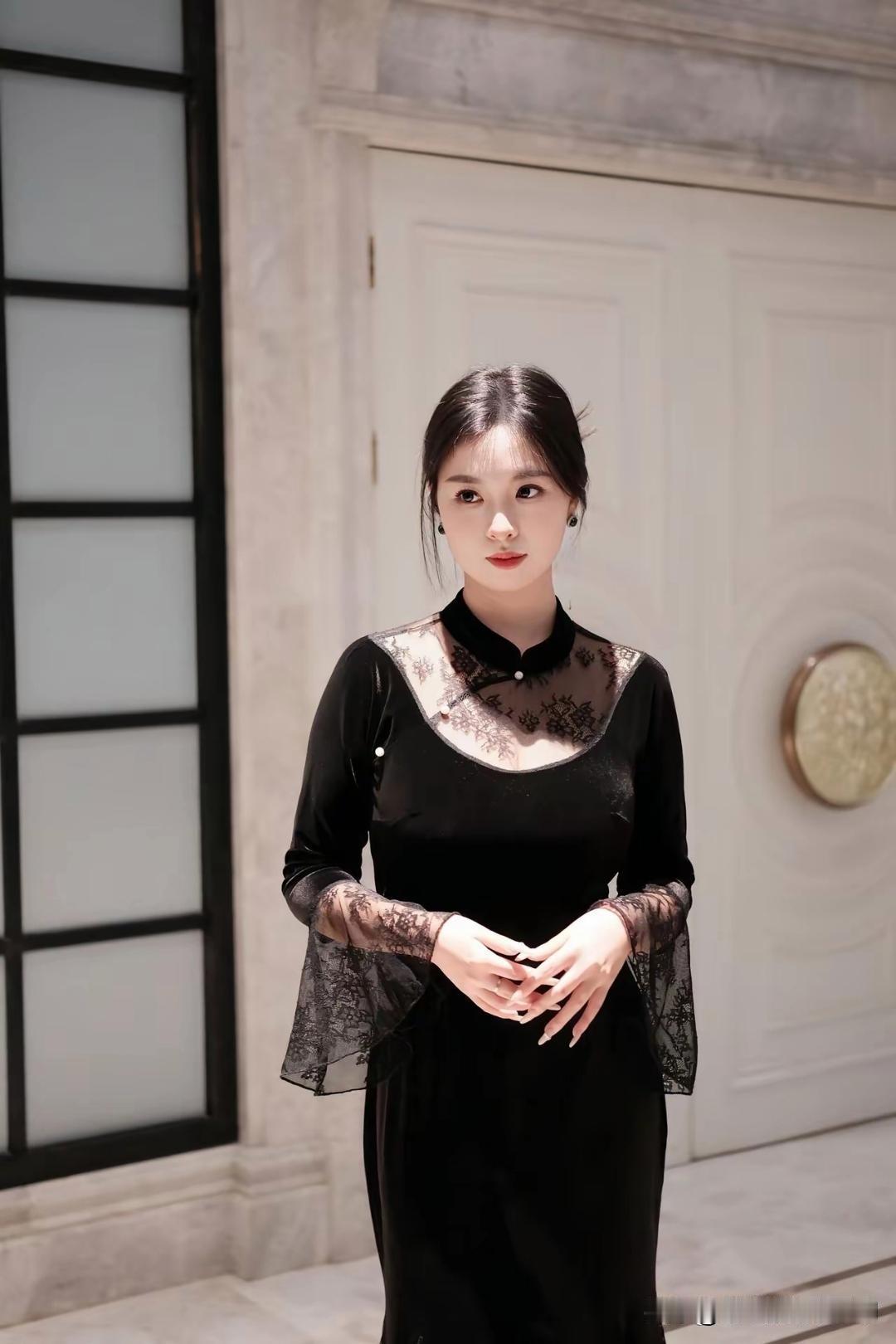 优雅黑纱连衣裙简直是时尚界的宝藏。黑色本就自带优雅与神秘，穿上它瞬间气质拉满。