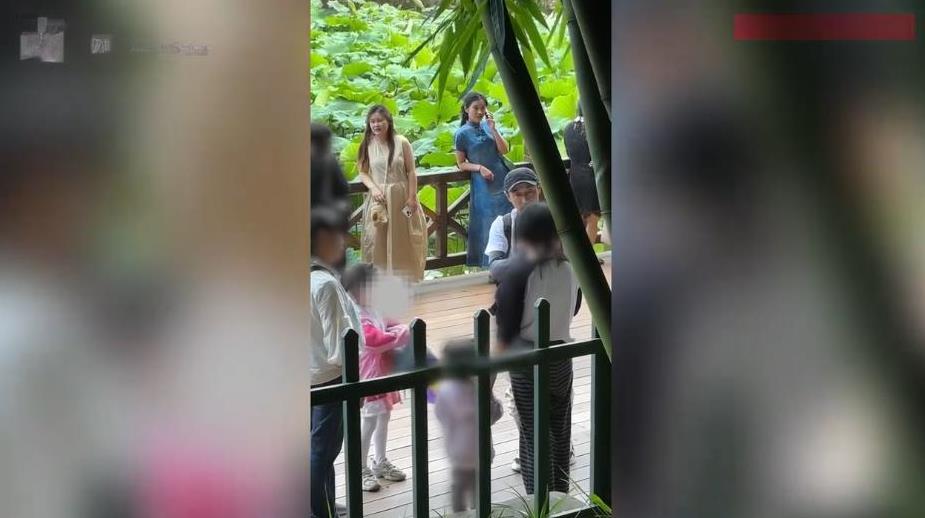 “冤不冤！”7月12日，云南，男子在景区拍照时，一名小女孩突然从背后跑出来，意外