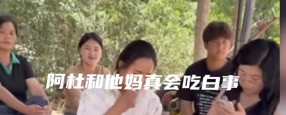 阿杜真是想吃白事啊！一看来卖凉皮的了，非得让人家品牌方给他买凉皮吃！他妈要吃两份