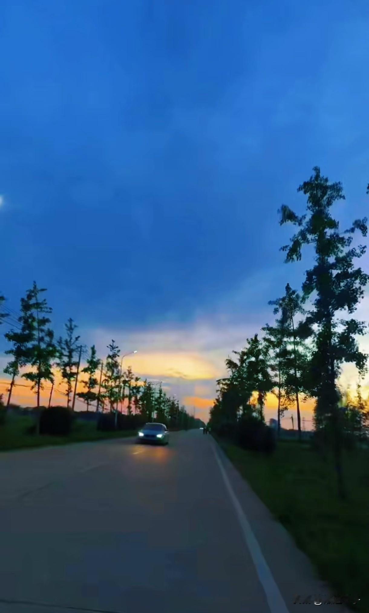 去荆州开发区的一个厂里去面试参观了一下厂子，我的妈呀那场面好震撼的，那么大一个车