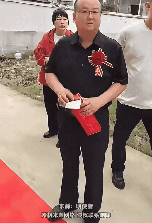 新娘上车那一刻，商丘这位老父亲一屁股坐地大笑，这一幕戳中多少人！说他“脸都不