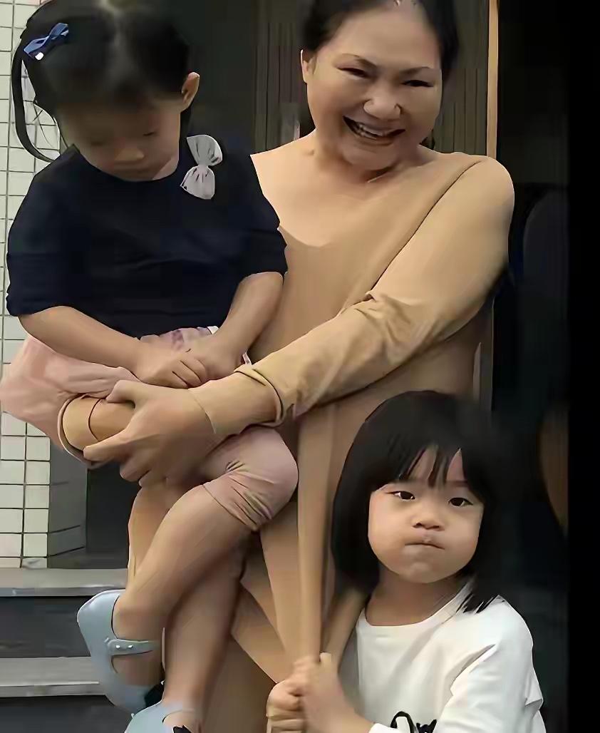 徐妈妈最开心的时候，就是能和孩子们在一起，看看她这笑容多灿烂，小月儿还用抱的时候