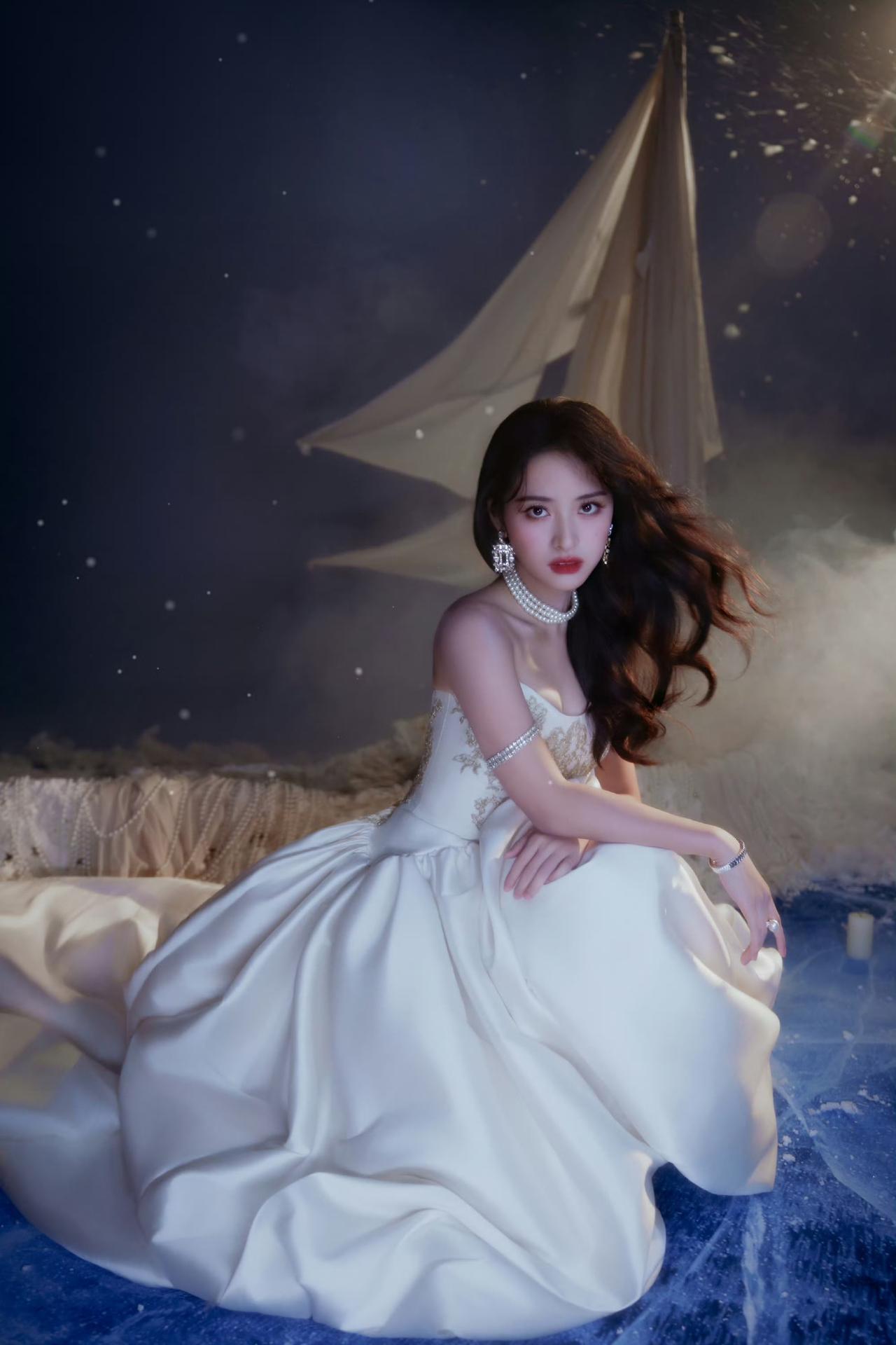 沈月挽弓又手持长剑！一改甜美风格，她这次变得霸气了起来。在这次的视界大会红毯