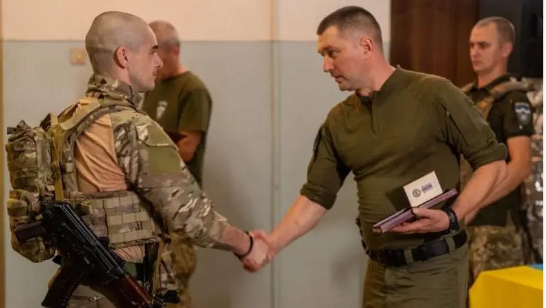 俄军伊斯坎德尔导弹袭击了苏梅地区乌军的授勋仪式俄军对苏梅市的