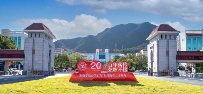 近日，多地公布高职高专提前批投档线，部分省份的专科批投档线超过本科线，越来越多考
