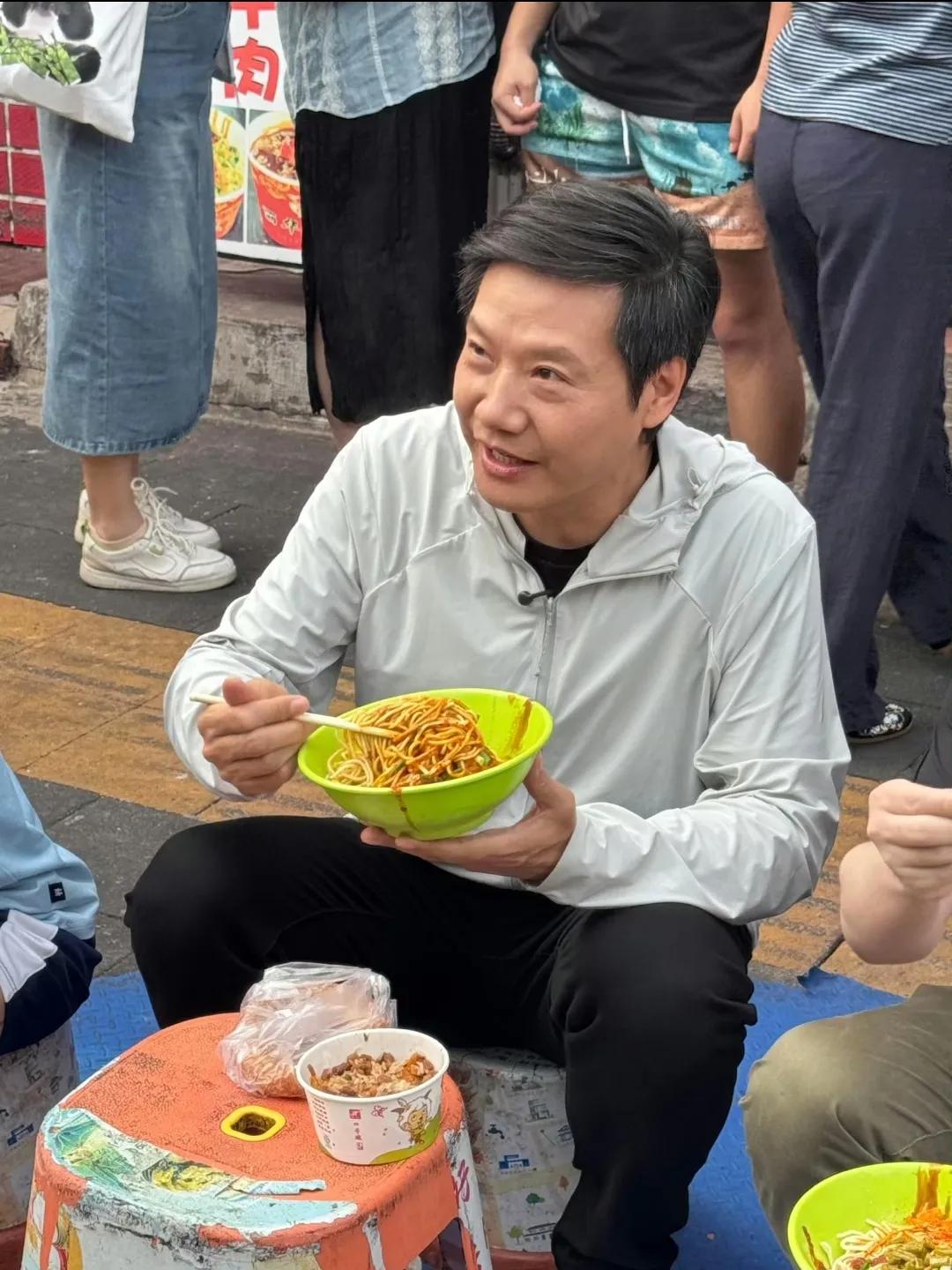 这些大佬里，我最想不通的就是雷军了，都56岁了，身家千亿，还是小米董事长，怎