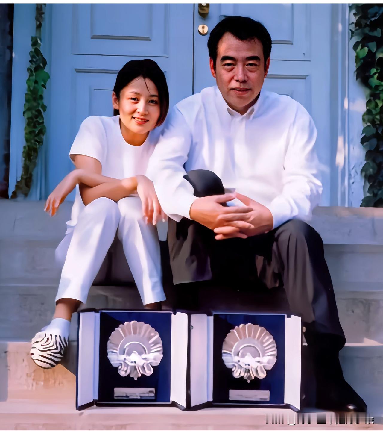 陈红年轻时有多美，这是一九九四年她与陈凯歌恋爱期间坐在石阶上留下的一张幸福合影！