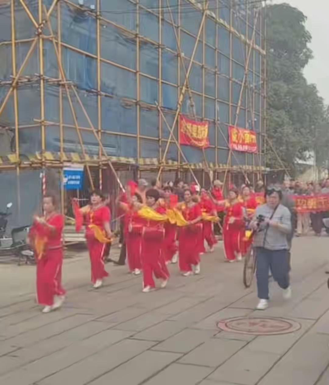 王碧奎夫人娘家人，隆重前往吴石将军故居拜谒，证实了一件事2025年11月2日，