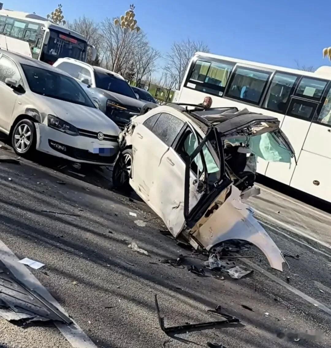 飞驰的奔驰车瞬间撞成两截，支离破碎！六旬女司机当场身亡，监控拍下惊魂瞬间！2