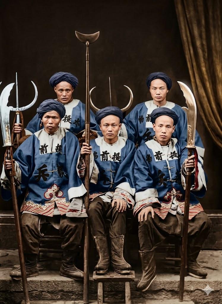 这张晚清合影，定格了地方防营“提前营”士兵的形象，是清末旧式军队装备与风貌的珍贵