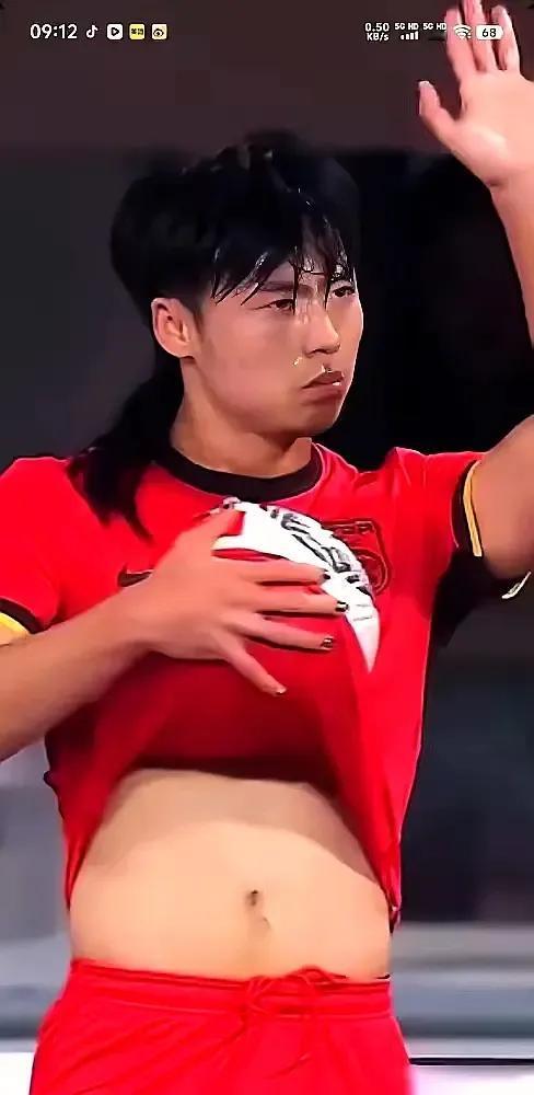 网友真的太厉害了！汪仕钦染美甲都被看出来啦！说实话，真的吓到我了，国足队员纹身的