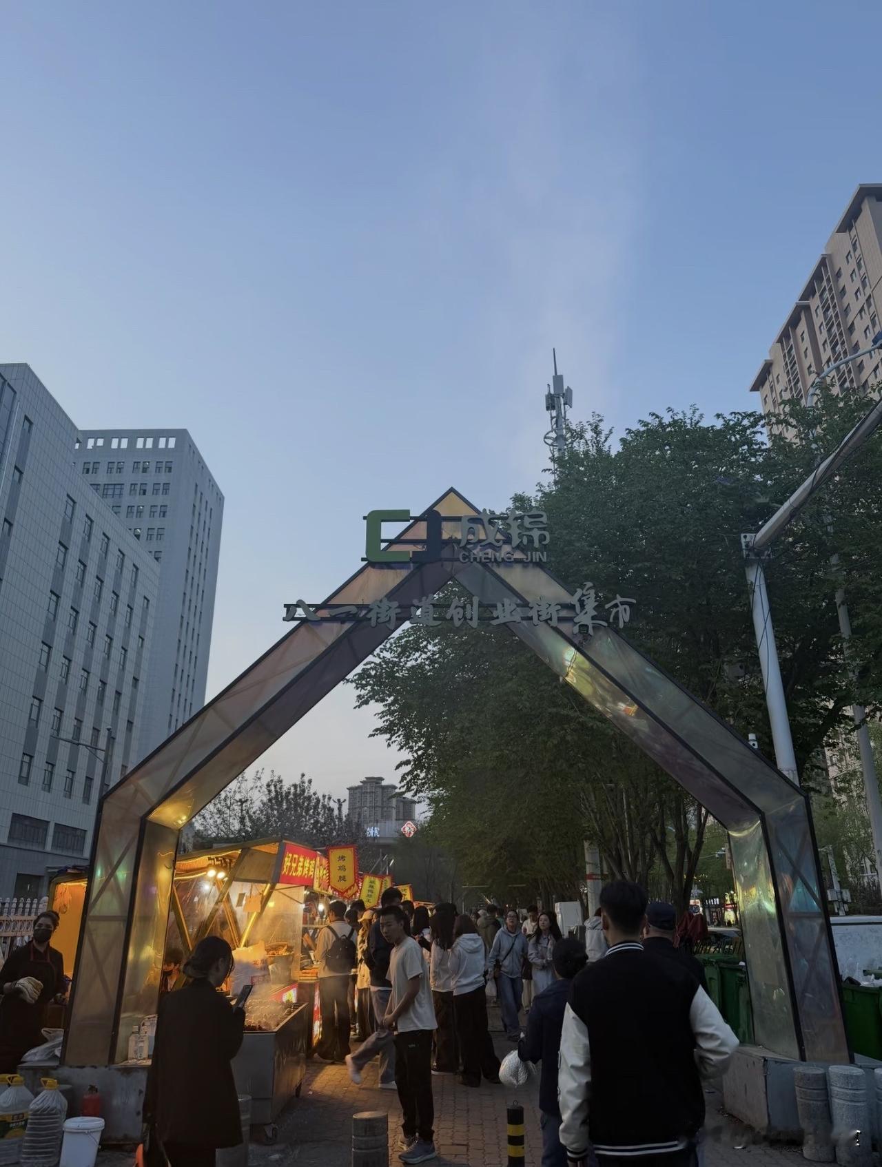 乌市大一新生嫌军训太累退学！摆摊10天亏光2万，偷偷跑外卖还债太让人唏嘘了！