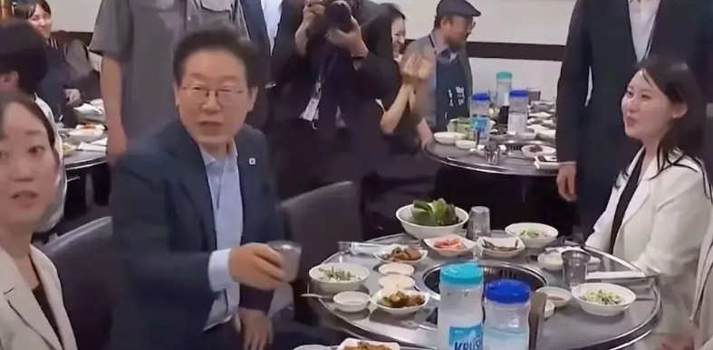 李在明下班和同事们吃烤肉，竟然亲自给女同事倒酒，不得不说韩国人吃饭，不管吃烤肉，