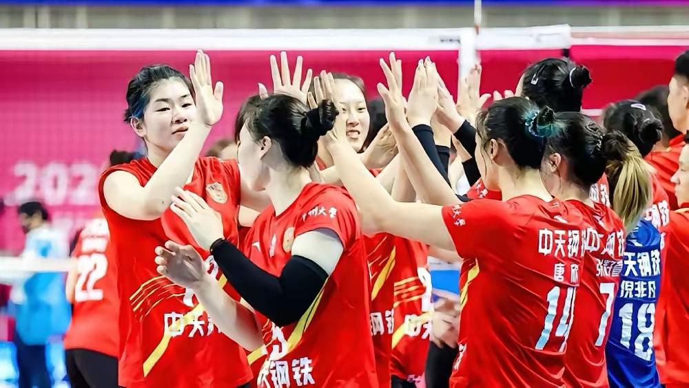 刚刚结束的国际女排邀请赛揭幕战：江苏女排对战平田隆安女排，青春风暴来袭，江苏女排