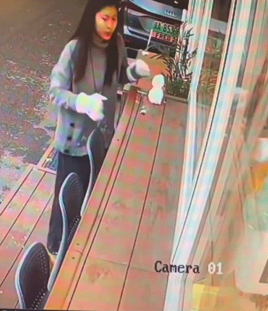 手太欠了！一女子趁着下雪天，兴致勃勃的在其店外堆了一个小小雪人，雪人虽然小，但精