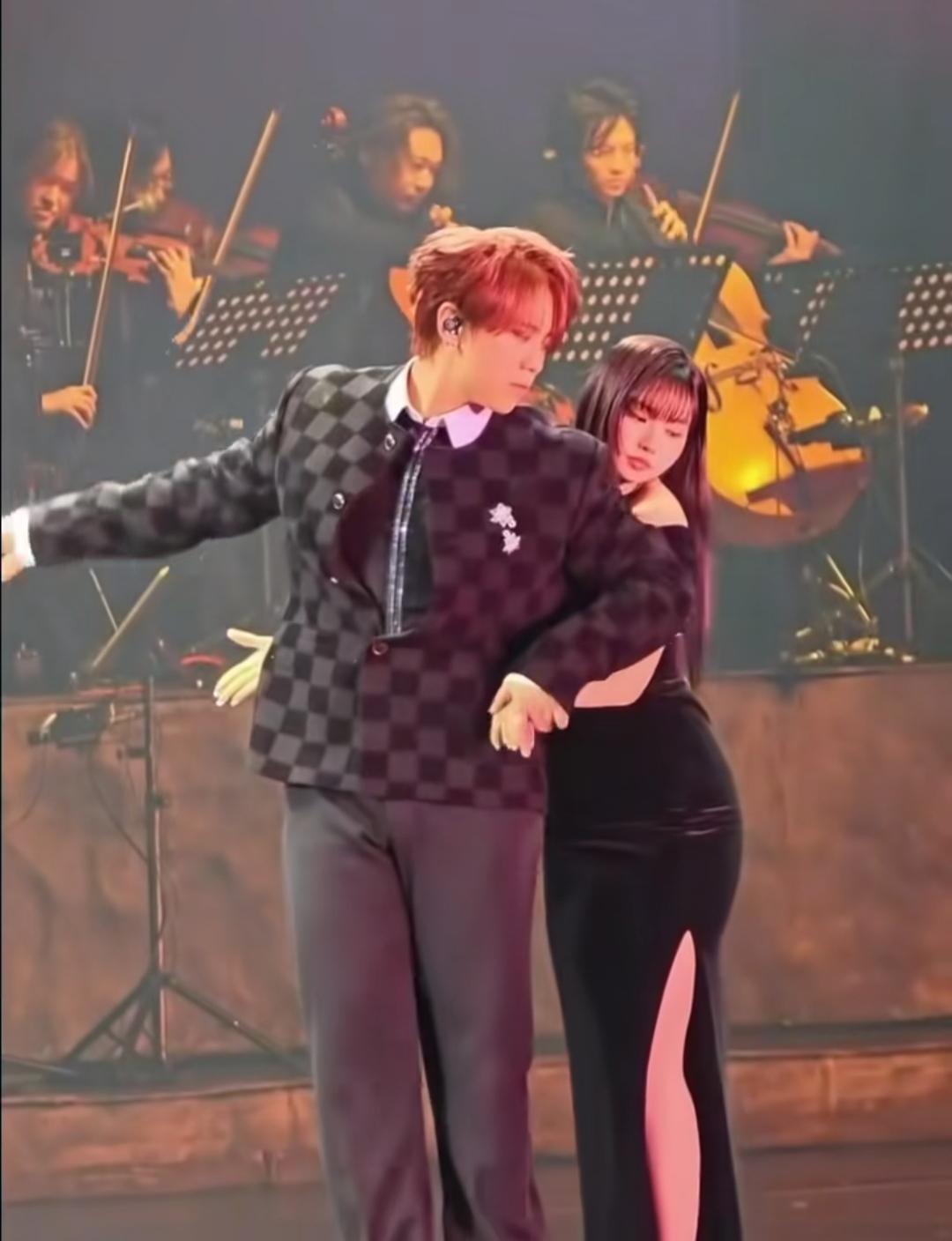 导演王晶，突然在网上骂香港顶流姜涛，说他又胖唱歌又难听，评论区一下子就炸了