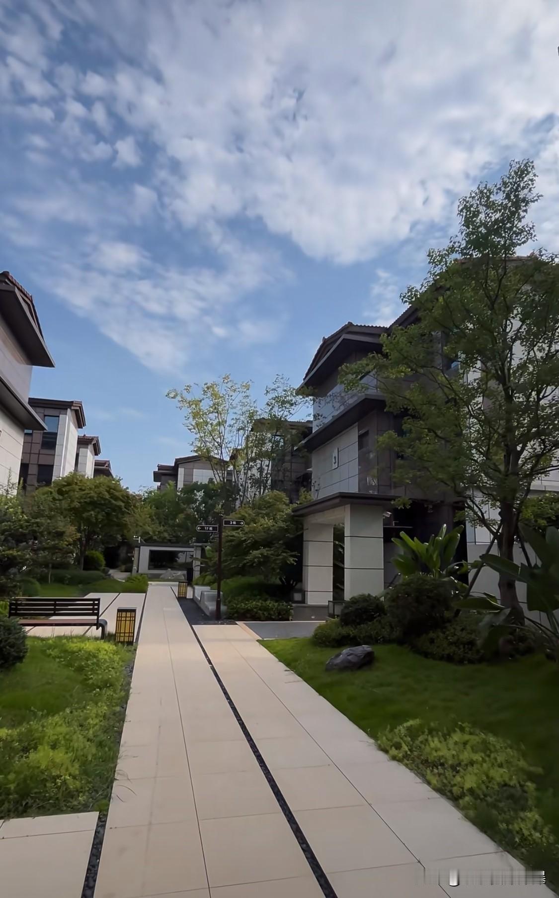 这段时间物业一直催我交物业费，说我已经欠18000多块了，再不交钱，他们就走法律