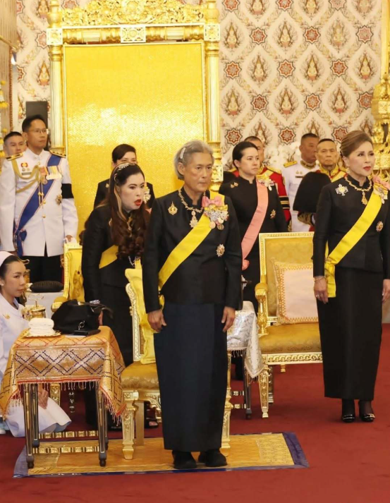 诗丽吉仨女儿一起为母亲守灵，大女儿贵气，小女儿时髦，二女儿朴实无华！10月30日