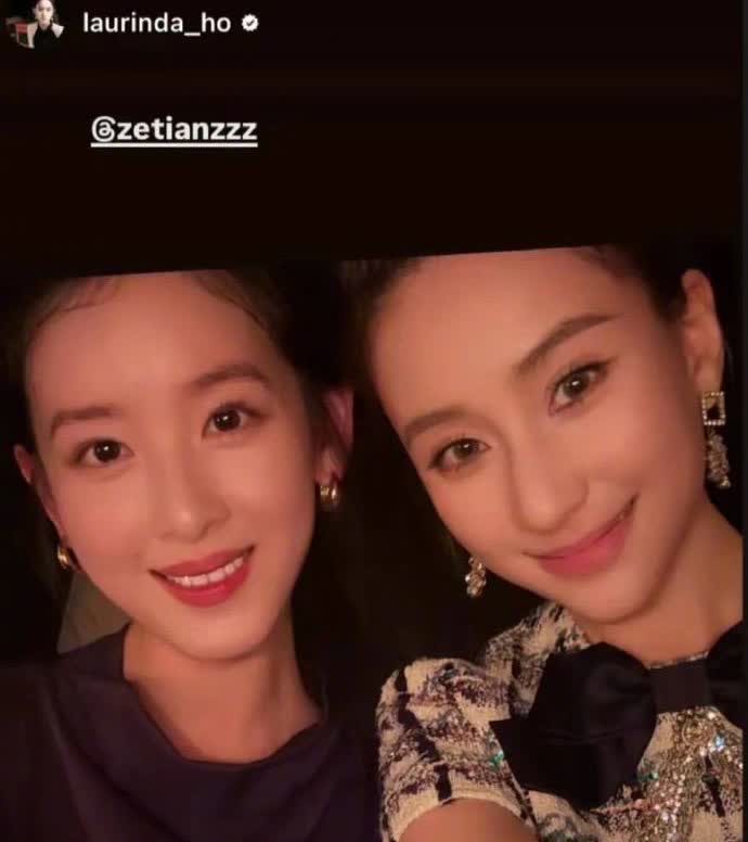章泽天出席晚宴，一身气质非凡在人群中非常出众，何莲超还主动晒出了合照，足以可见章