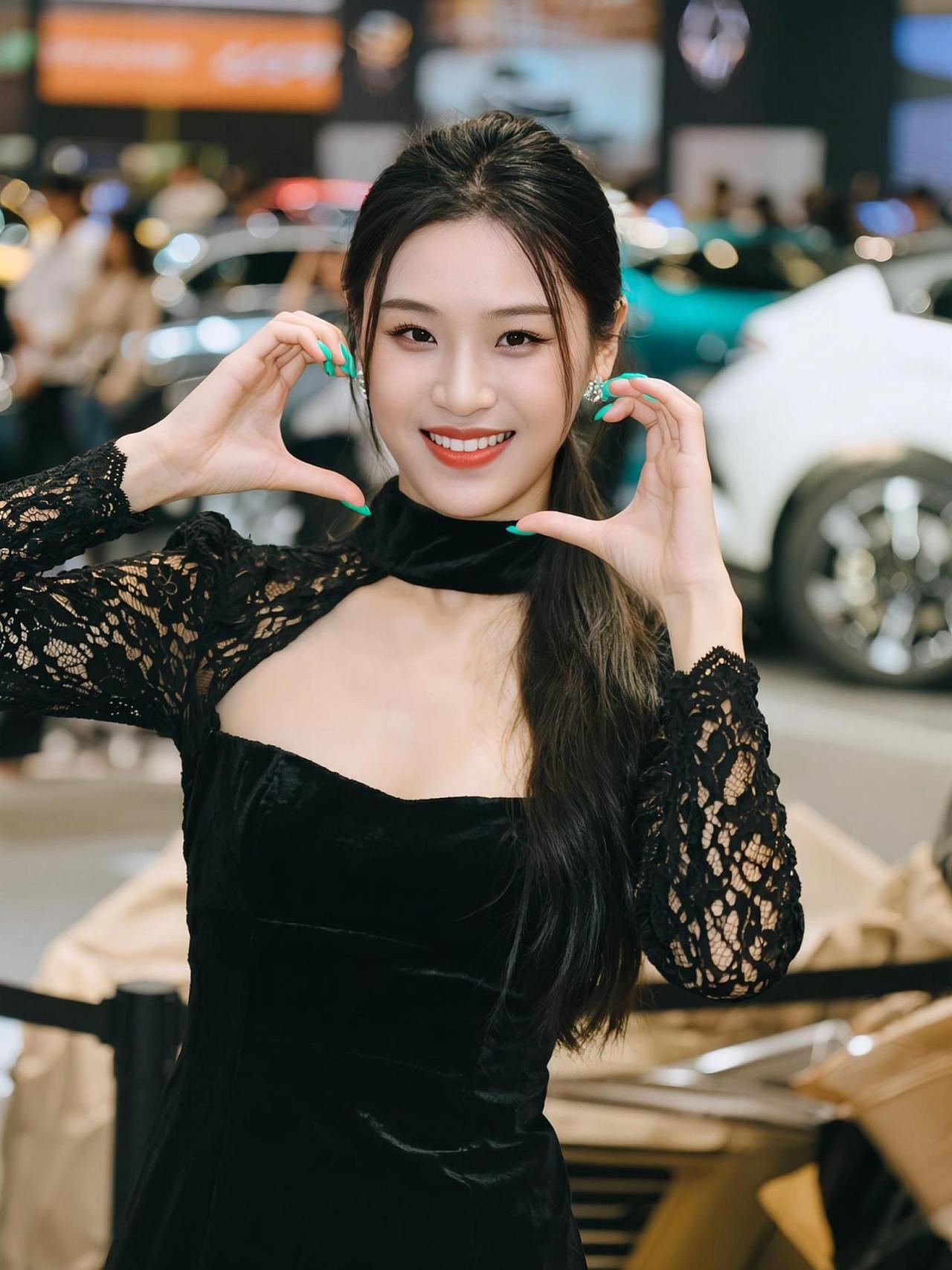 光影在她指尖流转，仿佛时间也驻足凝望。黑色蕾丝勾勒出优雅轮廓，双指轻搭成心形，是