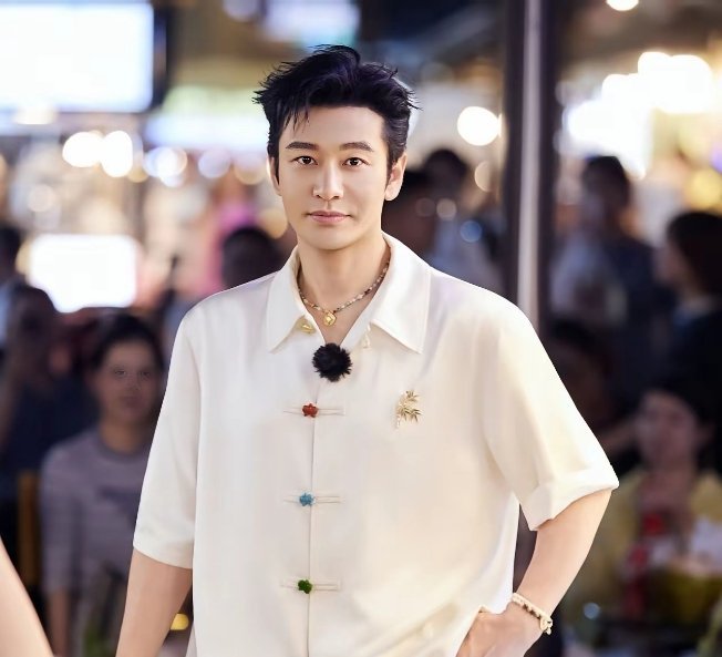 翻了翻黄晓明旗下艺人的照片瞬间懂了为啥黄晓明当初要签田曦薇，还给她刷礼物。好奇上