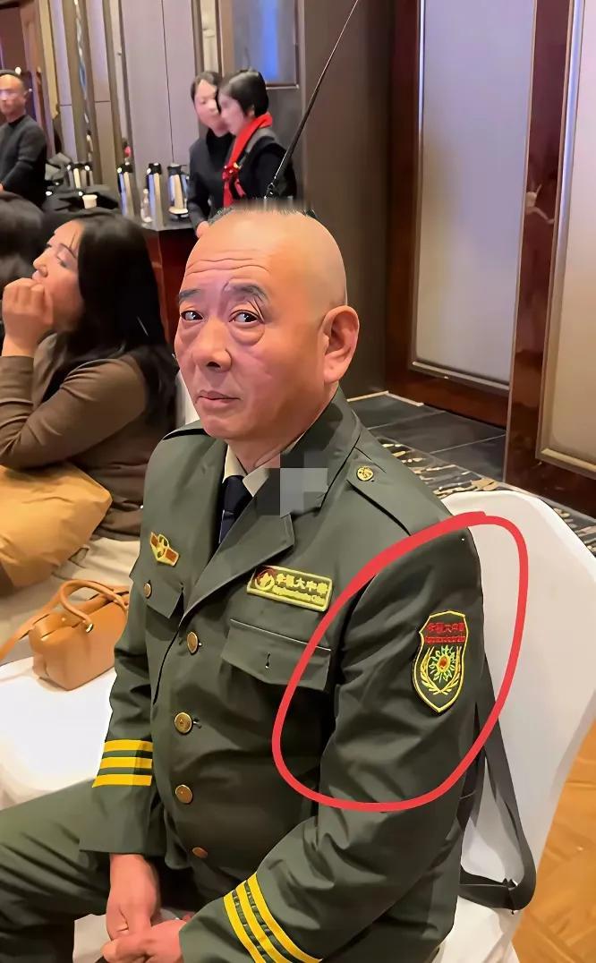 这是什么军种？军衔应该不低吧？[呲牙笑][呲牙笑][呲牙笑]