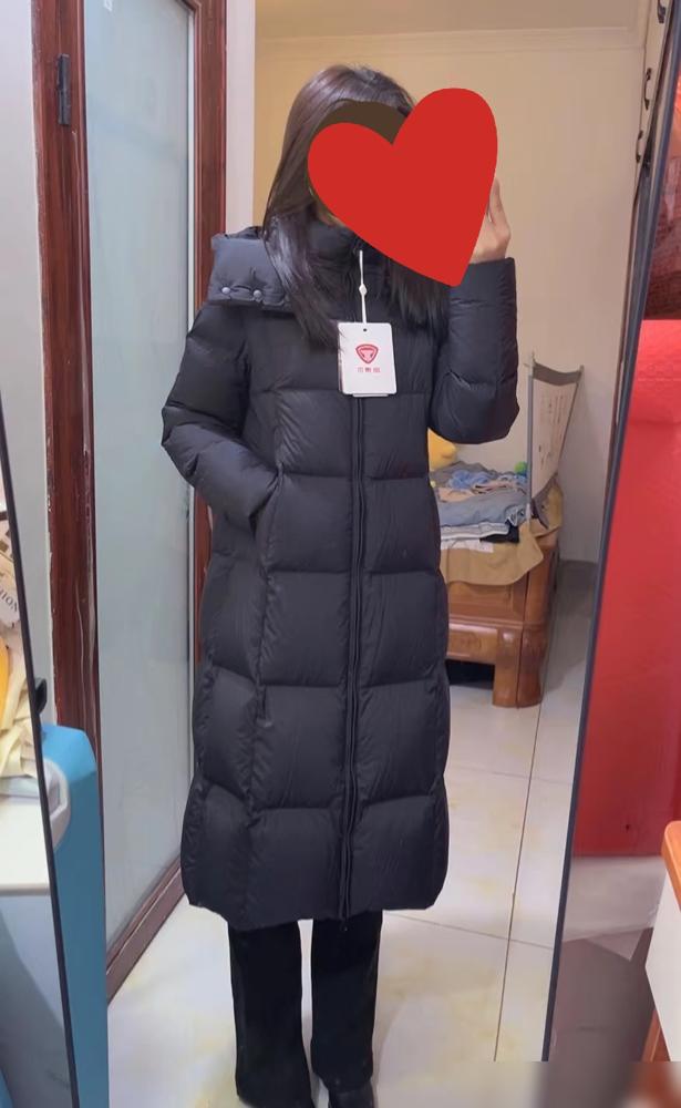 闺蜜花1199买了一件羽绒服，我翻来覆去看半天，真没看出跟我六百多的有啥不一样，