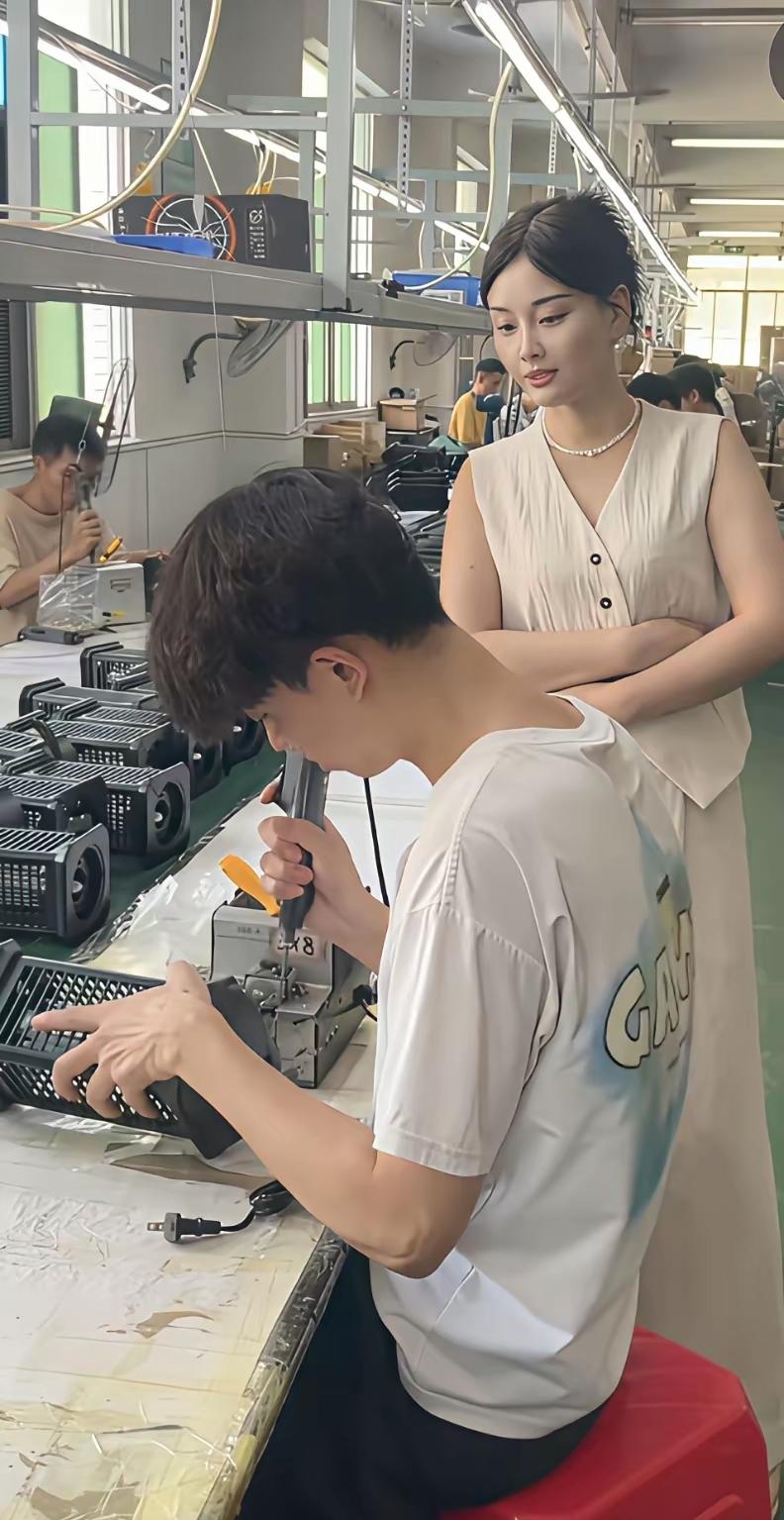 女主管这眼神，感觉看上这个帅哥了。