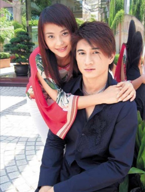 2009年，吴奇隆与马雅舒正式宣布离婚，面对媒体的追问，吴奇隆无奈表示，我们结婚
