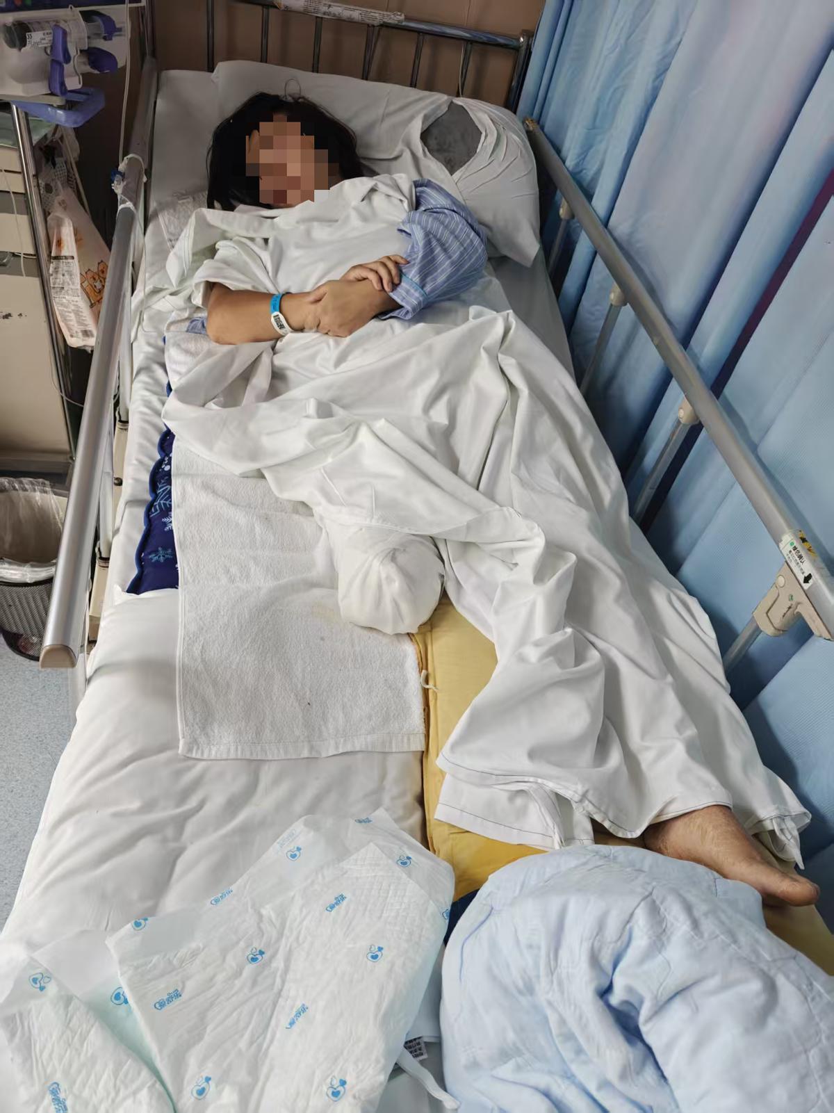“看了让人泪目！”湖北武汉，一名30岁的冰粉摊女老板深夜进货遭遇严重车祸，右小