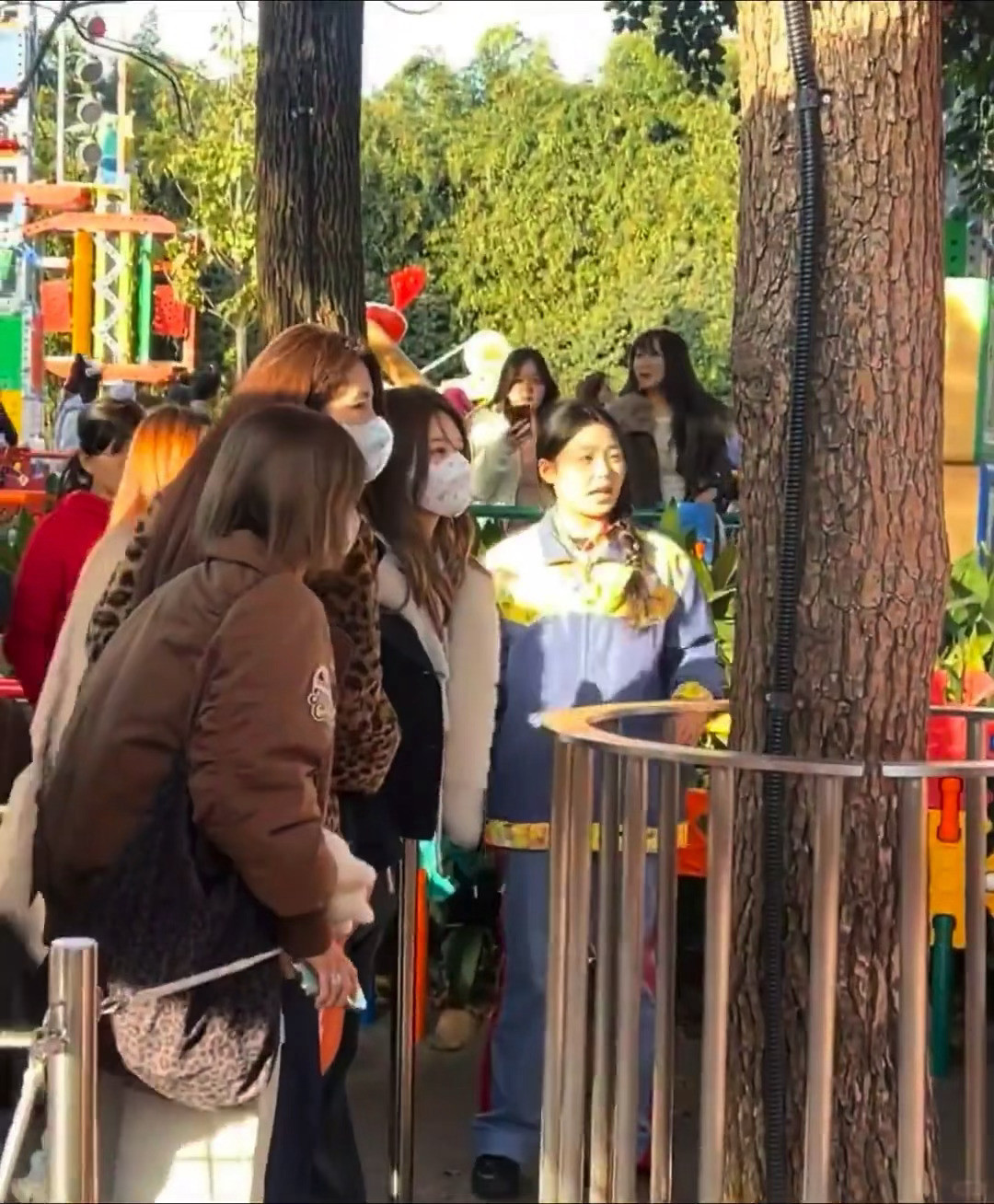 网友在上海迪士尼偶遇赵露思，好萌的星黛露露