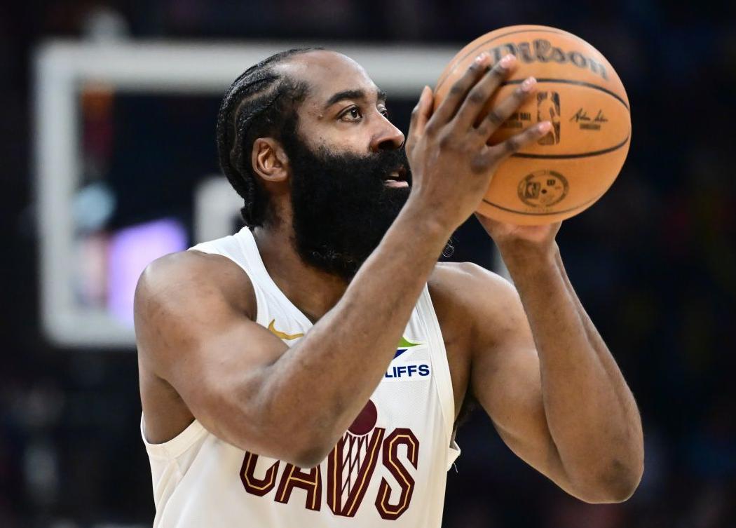 哈登累了！背靠背打热火，除了进攻端欲望提不起来之外，几次尝试冲向篮下，最后都在