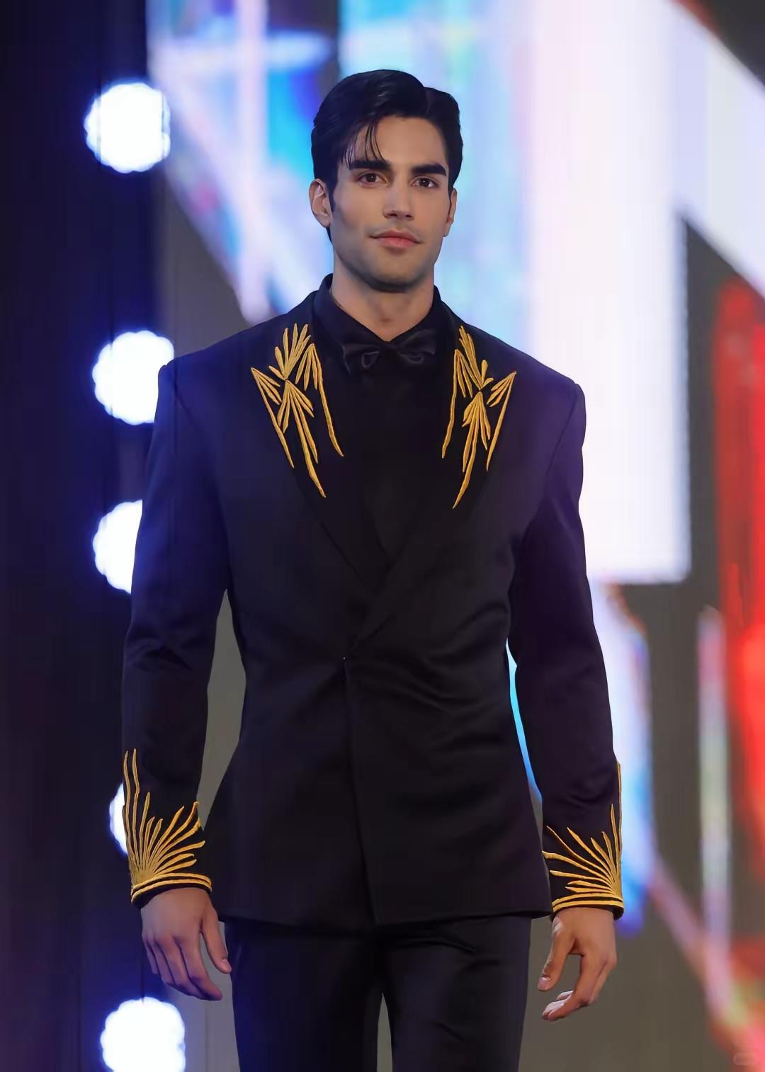 来看看你的审美还是不是能跟国际审美接轨，这是2025年国际先生选美的冠军，在你眼