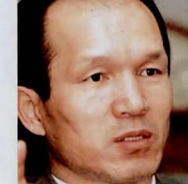 1996年，在获得朝鲜领袖信任后，韩国特工朴彩瑞躲入了卫生间，脱下了裤子，忍着巨