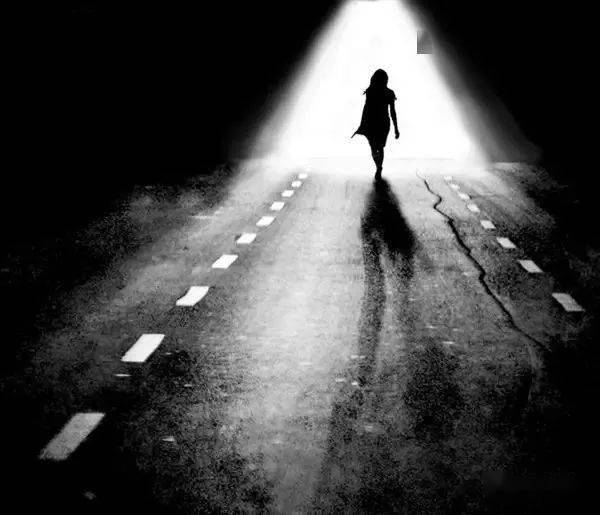 容易抑郁的八字特征:①命局日主过弱，而官杀星重重克身，如同独木难支，长期处于高