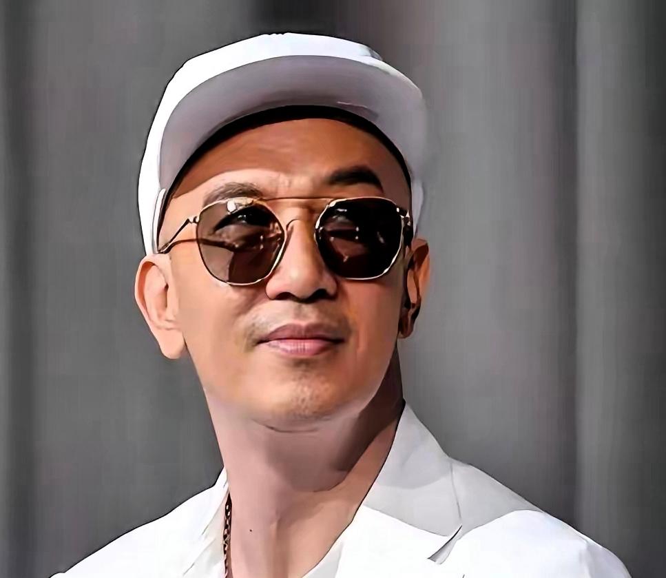 小S说，他在金宝山祭拜，还画大S的肖像，晚上听语音睡觉，具俊晔怎么还在台湾，大家