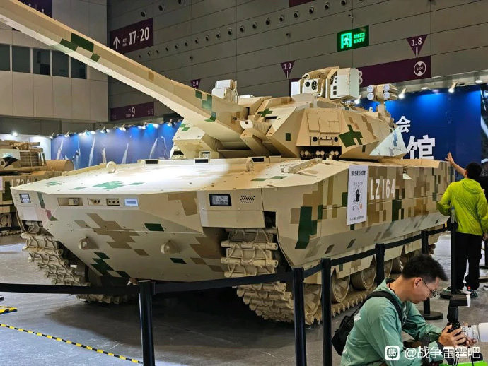 2025款100式坦克/支援战车，93阅兵刚刚全球首发，第四代陆军主战武器，仅需