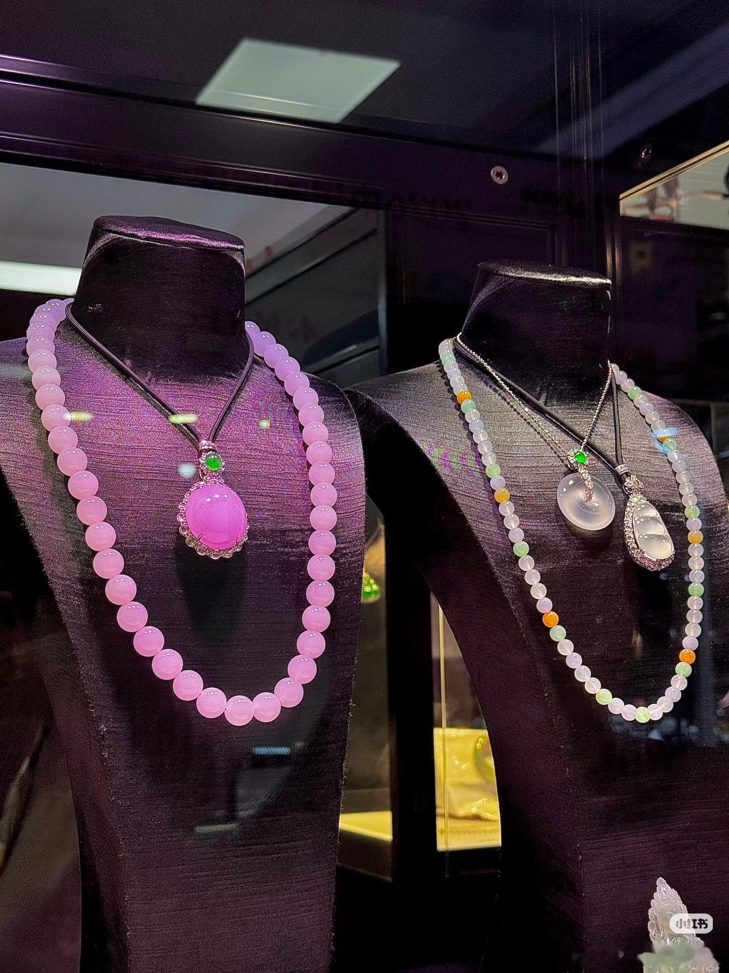 中国国际珠宝展上各种美丽的翡翠饰品，又漂亮又壕气！