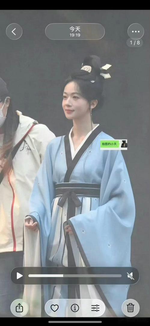 印象中吴谨言腰不粗壮啊，这是胖了，还是…腰带看起来系得也有些松垮……